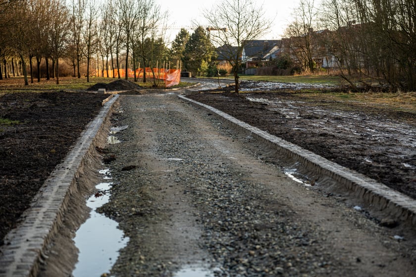 Droga dla pieszych i rowerów przy ulicy Koziej na Maślicach nabiera kształtu